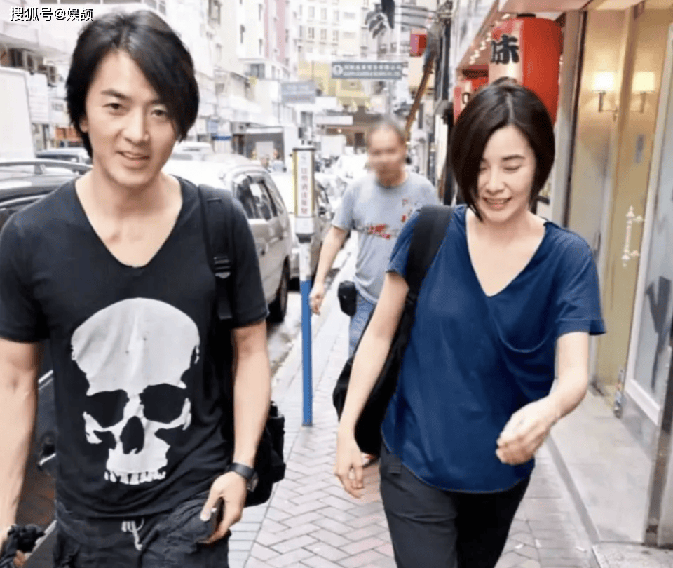 郑伊健逛日本商场,妻子用日语在退税处交流,是否移民日本引热议