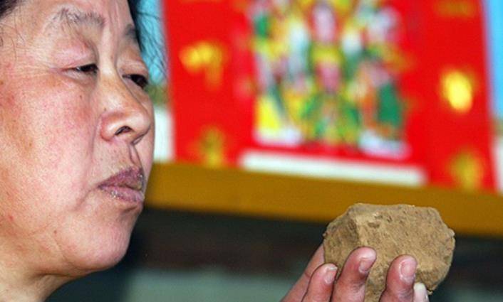 河北农妇樊千荣:自小酷爱吃土,50多年吃掉5吨,今60岁身体硬朗