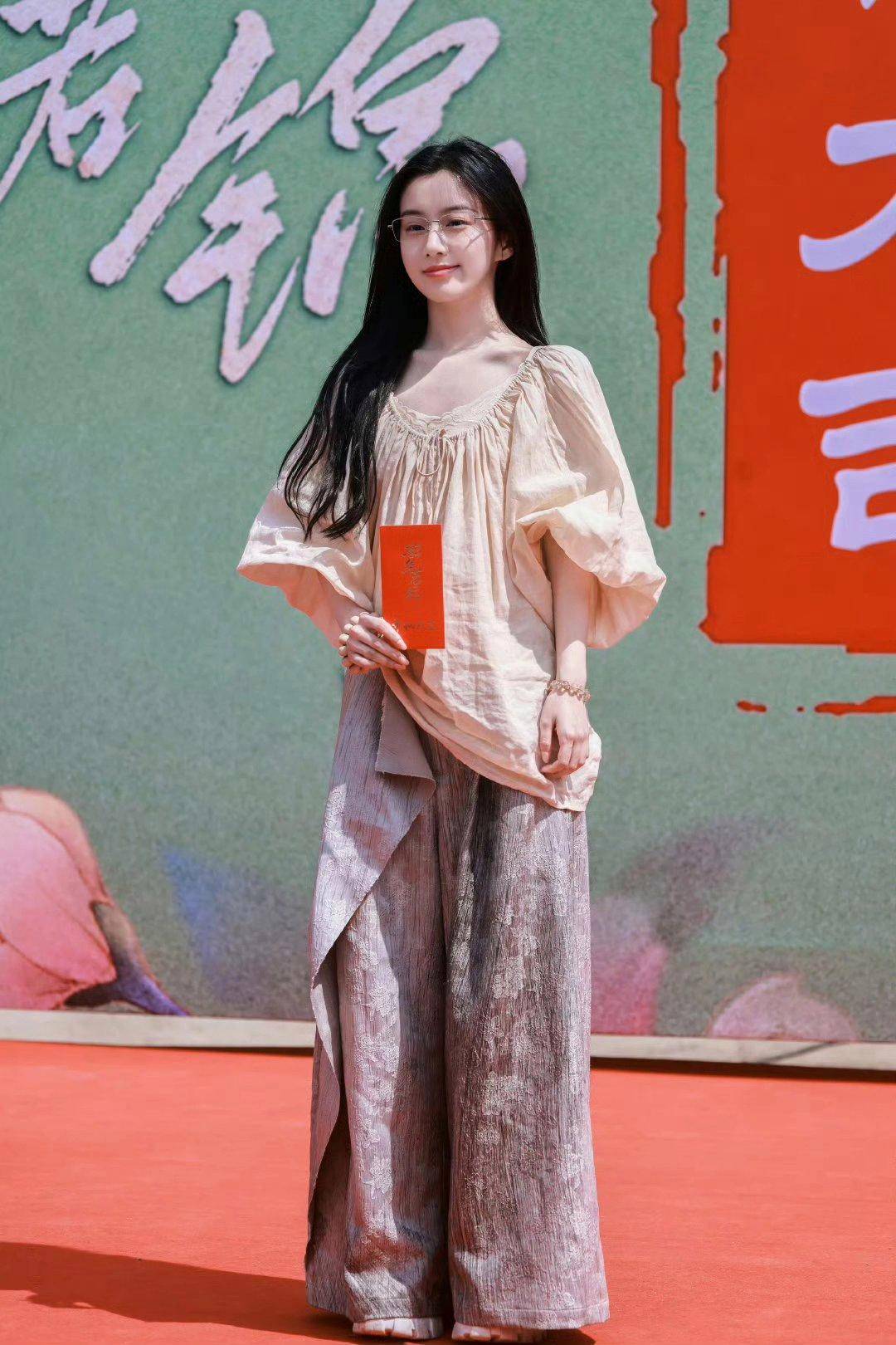 《无框眼镜下的惊艳——包上恩》