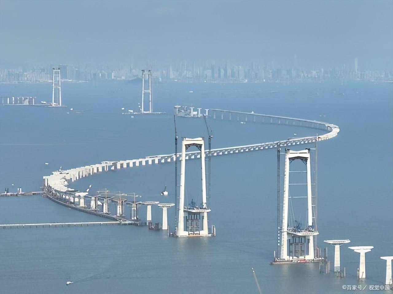 莲花山过江通道也称莲花山跨江公路通道,位于珠江黄埔大桥和南沙大桥