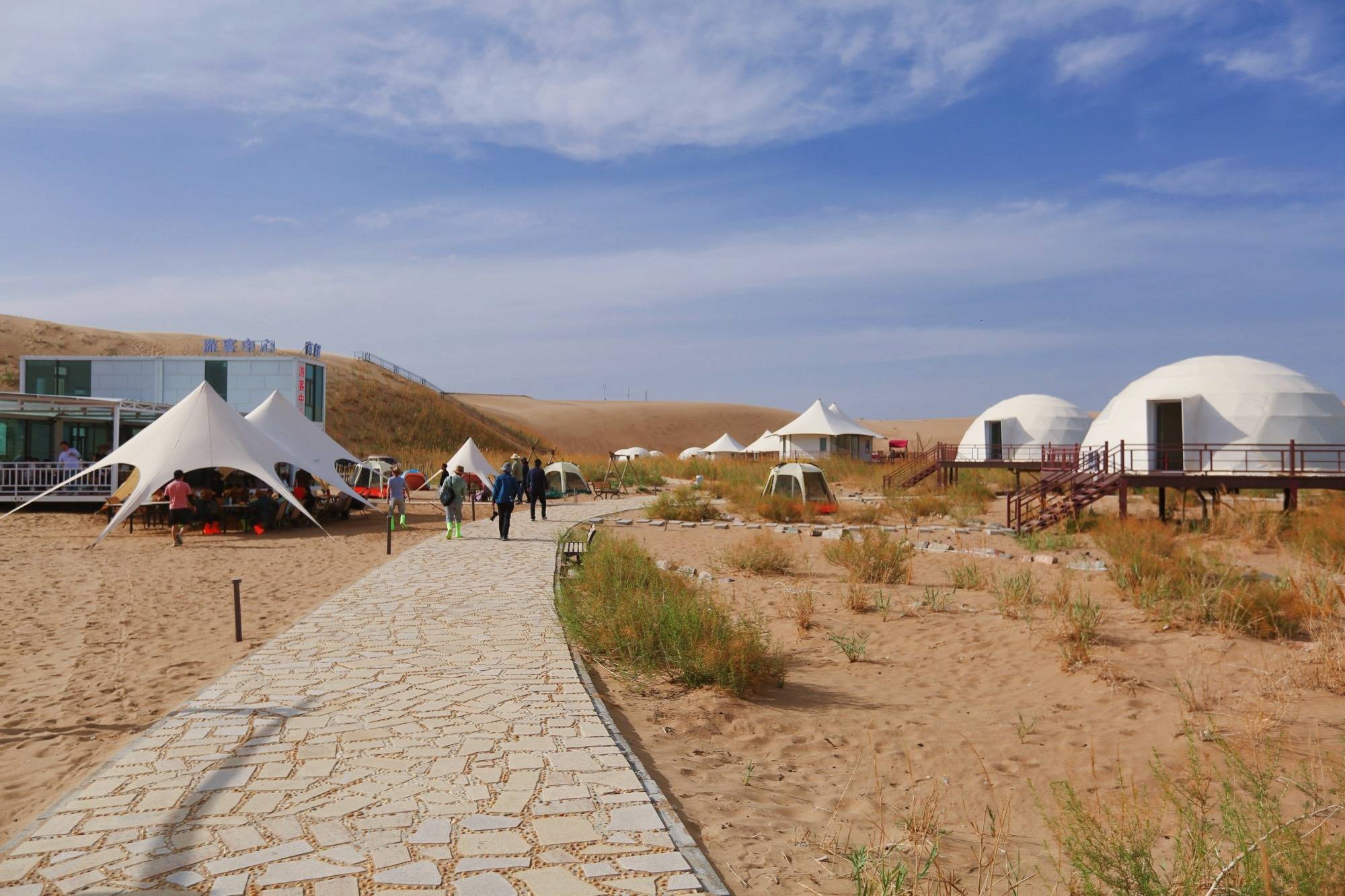 武威有一座摘星小镇,是一处大漠中的野奢地,充满了乐趣和神秘