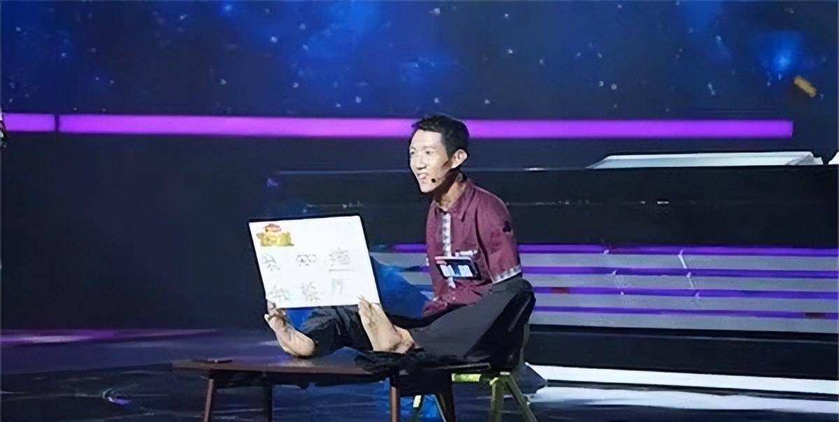 "无臂少年"彭超,6岁失去双臂,用双脚高考,他考了多少分