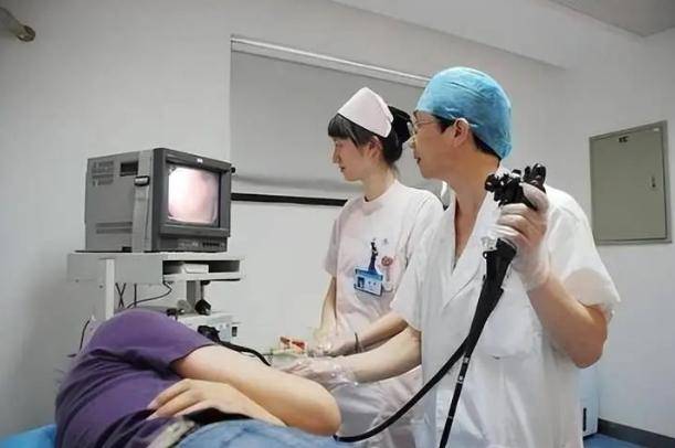 胃镜检查是一种非侵入性的过程,通常在医院或诊所的手术室进行.