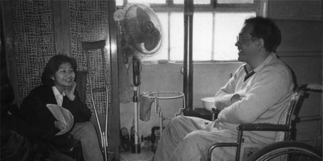 史铁生:21岁瘫痪,31岁执笔坚持写作28年,脑溢血去世,一生励志