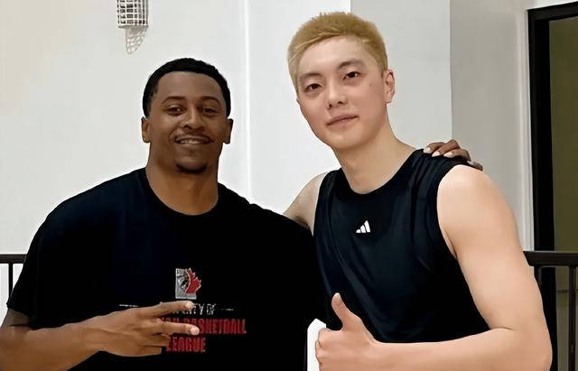 胡明轩新发型黄色引关注 疑似鹿晗 备战美国特训nba夏季联赛