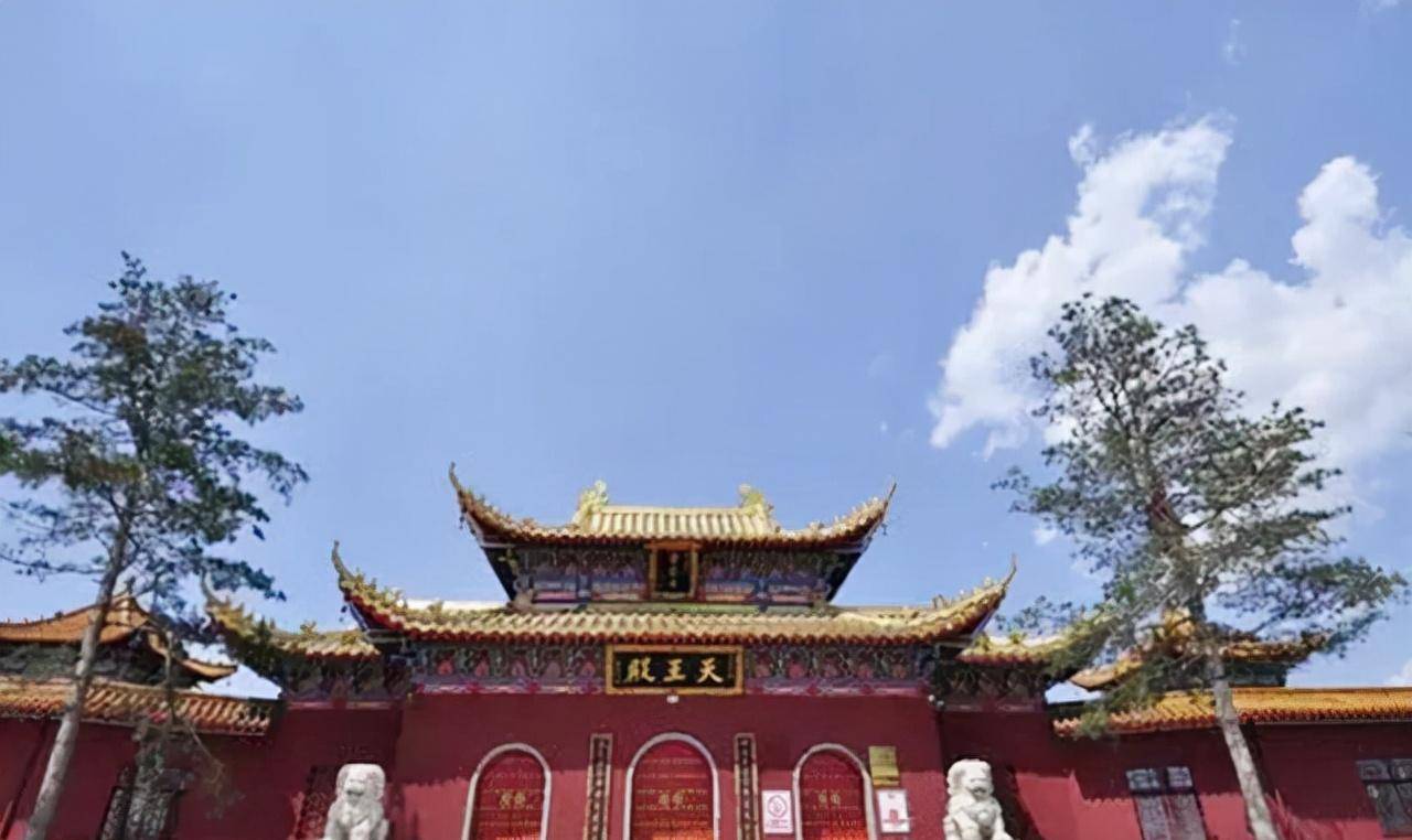 而这个长出去的"龙头"之后,能够让人行走的山脊宽度不过一尺有余.