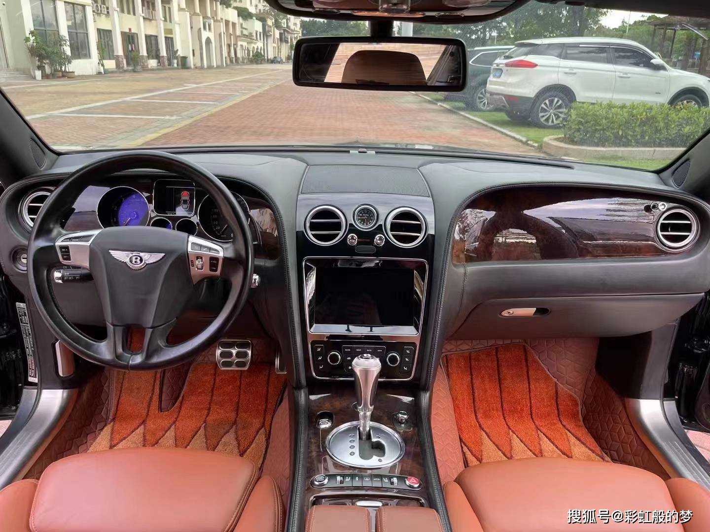 大家看看这款宾利飞驰的中控,它的中控台造型有点偏复古,尽显奢雅.