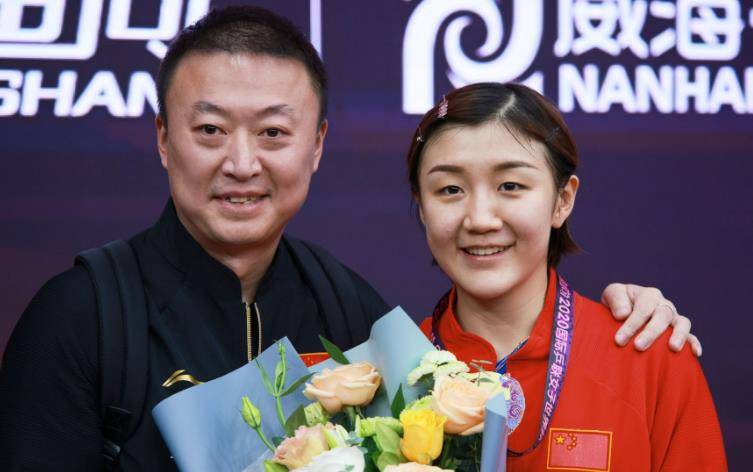 原创            质疑奥运名单，王曼昱球迷蹲点机场质问马琳，谁注意马琳反应-王曼昱为啥是奥运会替补