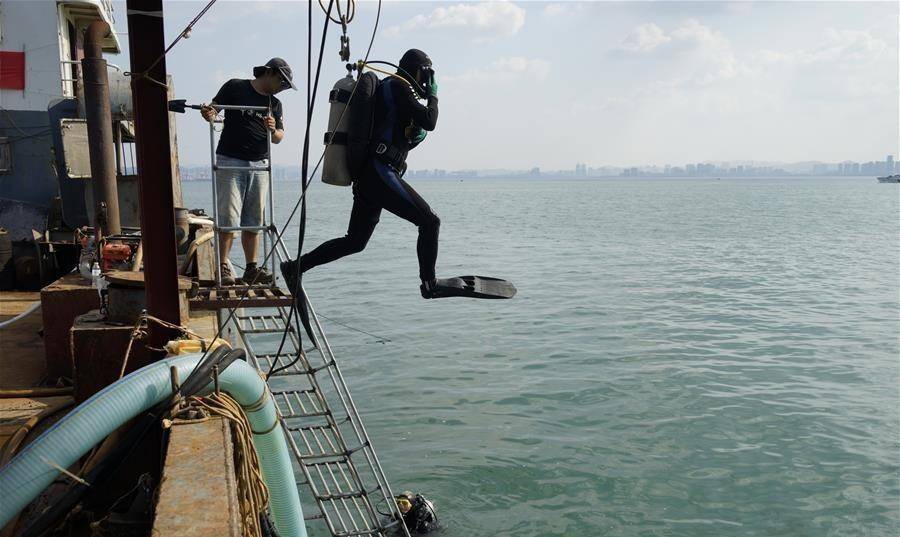 【潜水员入水打捞】定远舰是清廷于1881年与德国签署合同,当时由德国