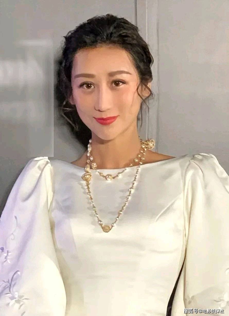 陈浩民老婆引热议,穿超短热裤为高考加油,网友直言擦边蹭热度
