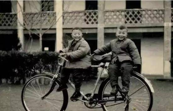 80年代:新婚四大件之"二八大杠"自行车,放在如今值多少钱?