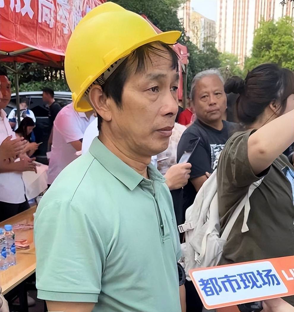 原创            考场外一黄帽子叔叔火了！一位红帽子叔叔为女儿打零工陪考2年-红帽子黄帽子蓝帽子白帽子