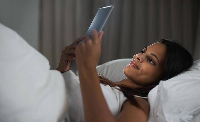 想要保持健康,睡前玩手机的行为尽早改掉,已经准备