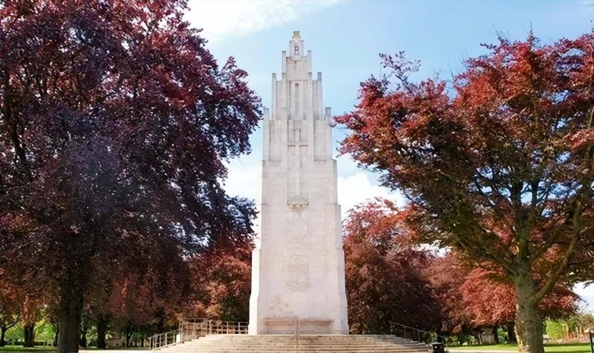 伯爵夫人裸体骑马游街,有个裁缝偷看,愤怒的群众刺瞎了他的双眼