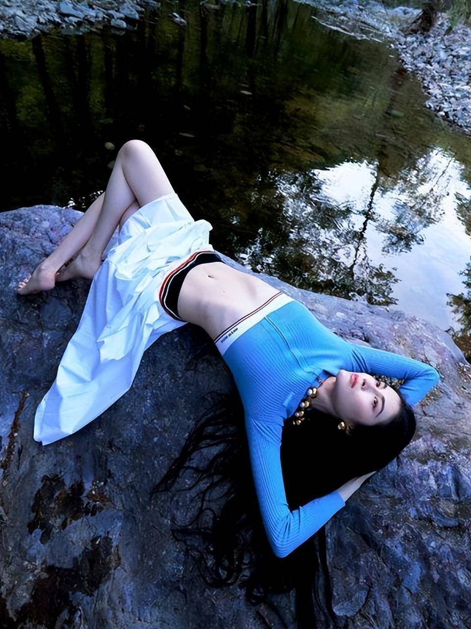 近日,一组由《嘉人》杂志发布的何穗写真照片在网络上广受关注.