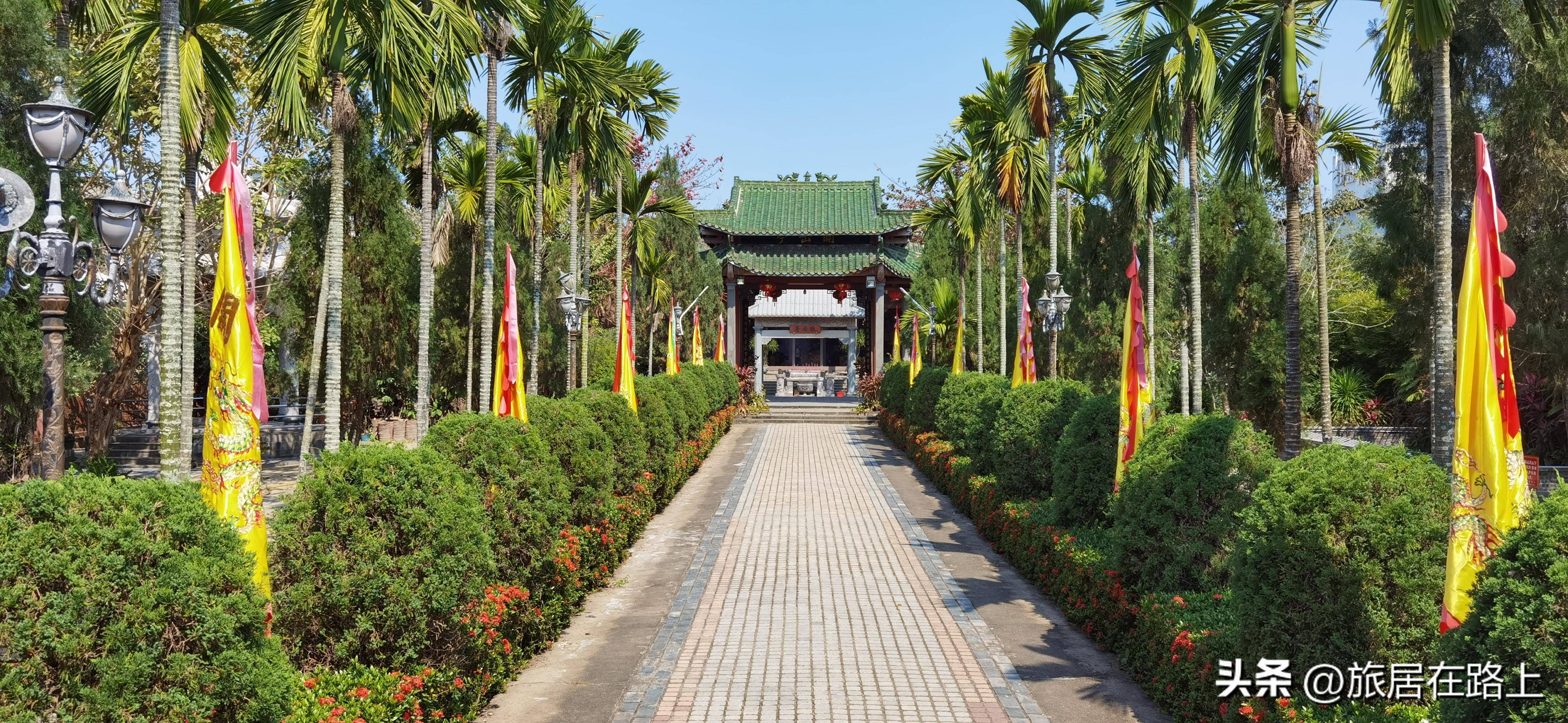 一进大门,看起来就很不同了,两排笔直的槟榔树一字排开,树的尽头是