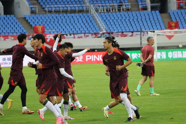 国足在韩国首次训练,4名球员因伤缺席,主裁判确定