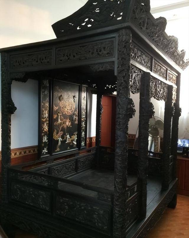 古董爱好者获得皇帝龙床,用3吨沉香木制作,专家建议上交