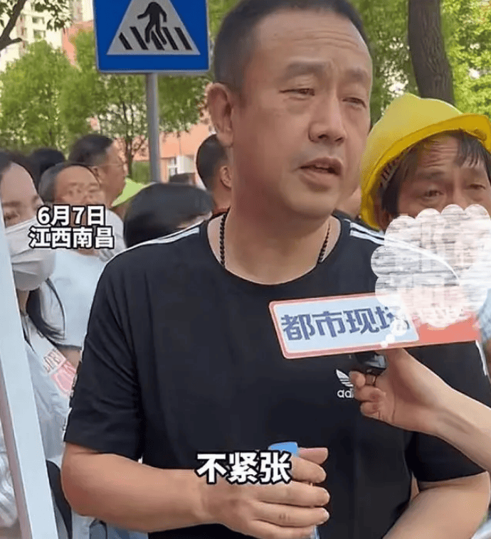 原创            考场外一黄帽子叔叔火了！一位红帽子叔叔为女儿打零工陪考2年-红帽子黄帽子蓝帽子白帽子