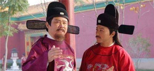 服饰制度在周朝就已经开始出现,历朝历代也以五行规定颜色,秦国尊水德