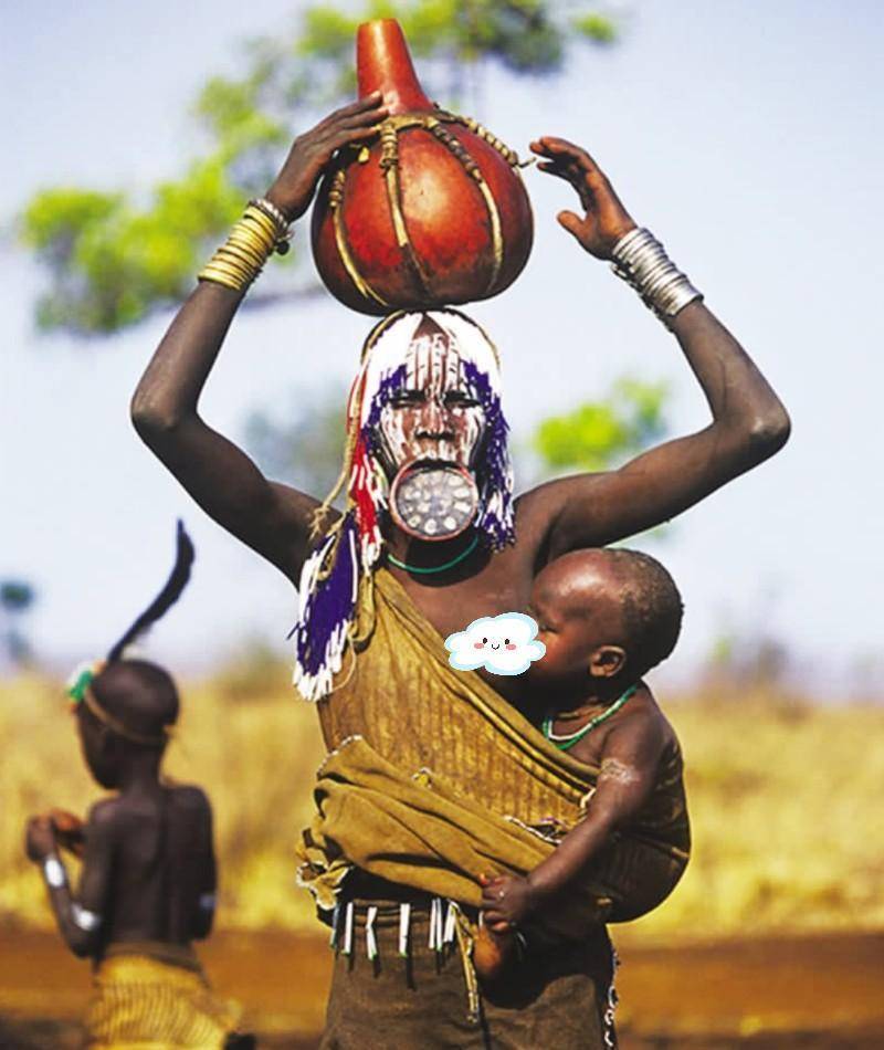 非洲原始部落"唇盘族":嘴唇上盘子尺寸越大,收到的彩礼就越多