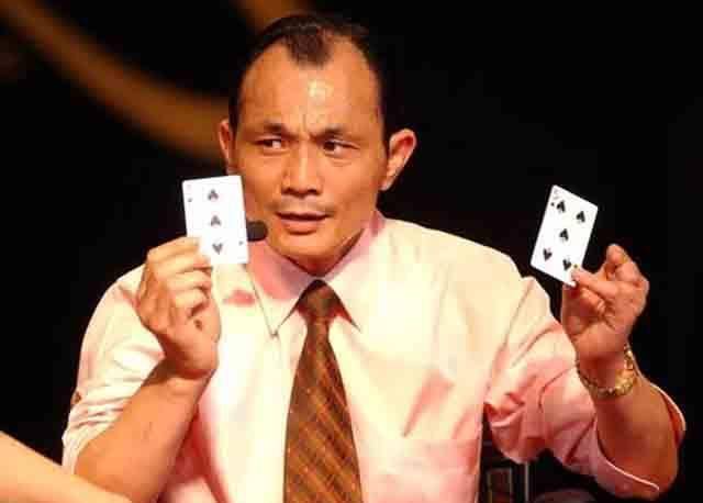 他是亚洲赌王,曾一把赢600万,但出老千暴露,身高从1米7变1米3
