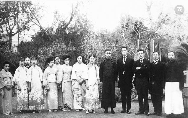 溥仪与七位妹妹罕见合影照片,末代格格们貌美如花,气质高贵