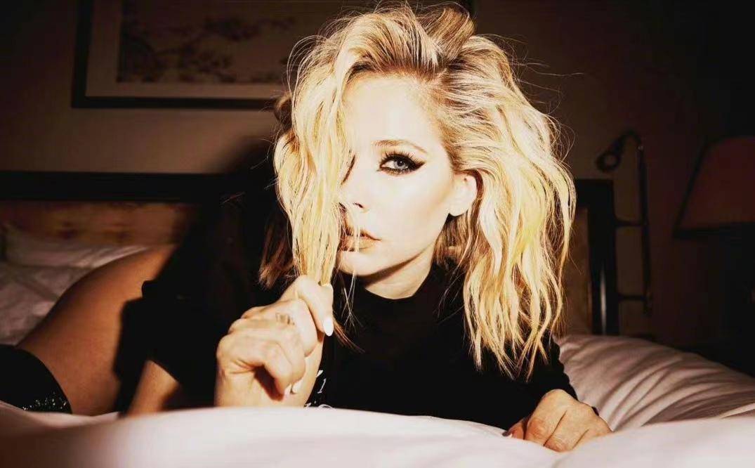 娇小玲珑的身姿,精致的五官犹如雕刻般完美,摇滚精灵艾薇儿_音乐_生活