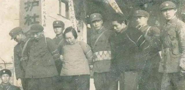 晁正坤:建国后的唯一女皇帝,装神弄鬼骗人钱财,下场可想而知