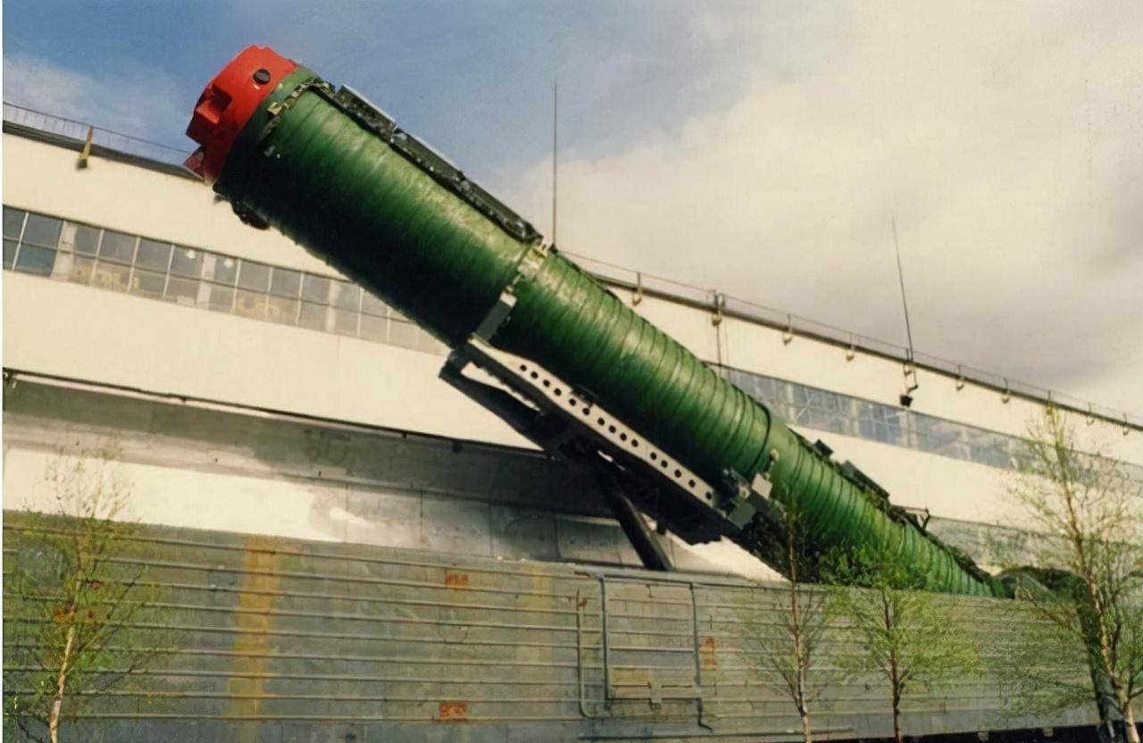 91年苏联解体,乌克兰继承上千枚核弹头,85万军队,为何自卸武功