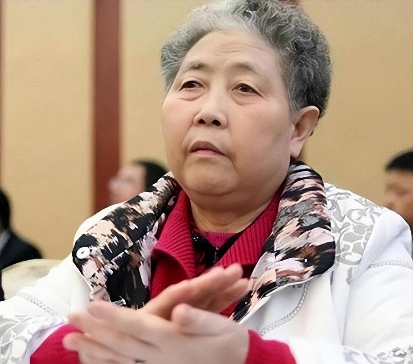 一个建烂尾楼,一个砸"老干妈"招牌,陶华碧被两个儿子坑惨了