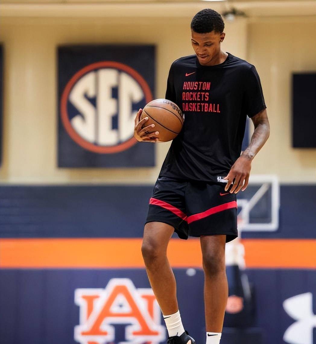 火箭队探花秀重回母校球馆训练,仍旧身穿火箭训练服_小贾_巴里