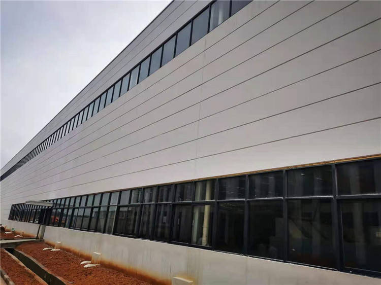 alc楼板是指在建筑工程中,采用一定比例的石灰火山岩浆体作为原料生产