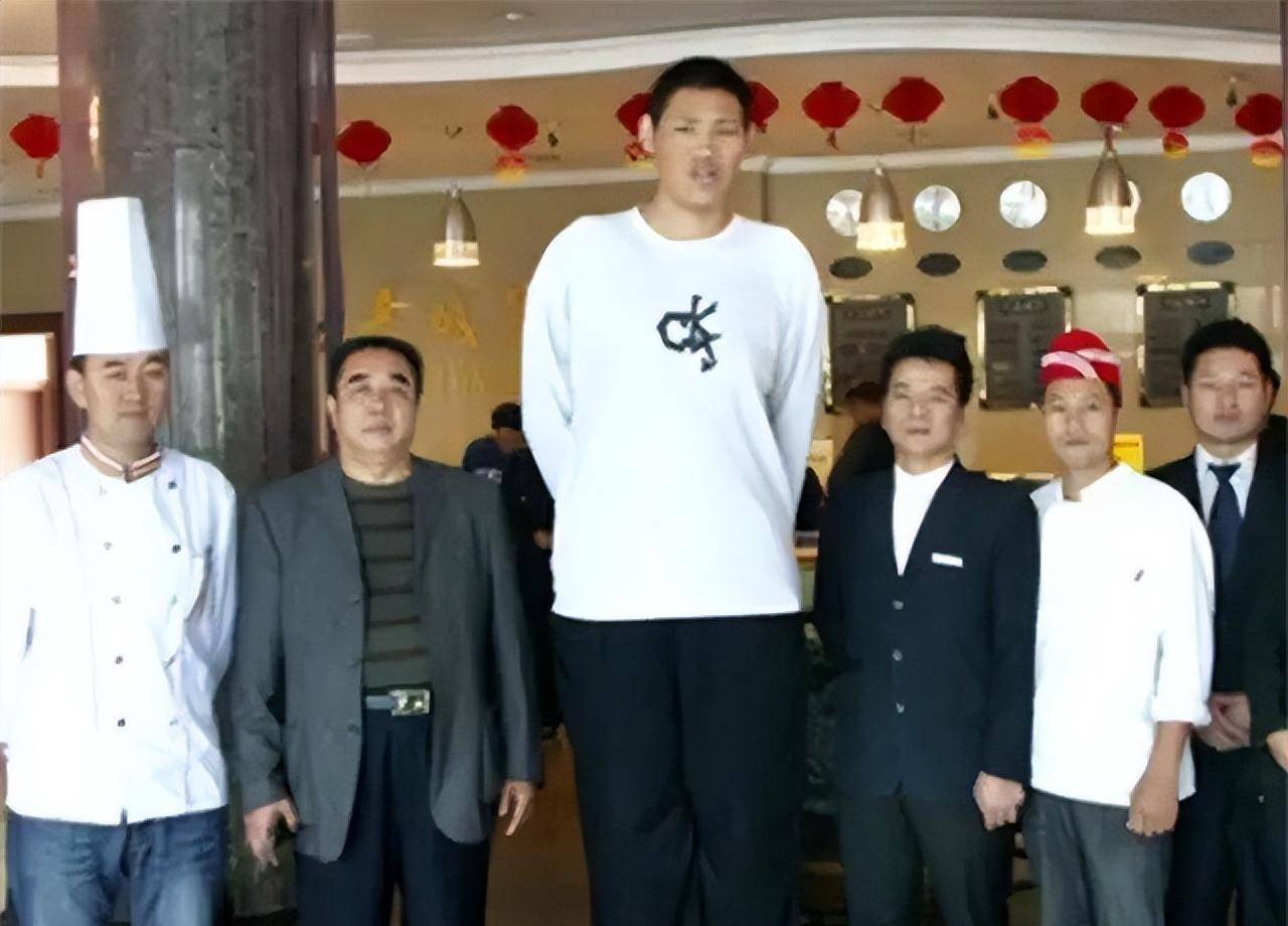 "亚洲第一巨人"退役后生活:身高2米46难觅佳人,报名相亲节目_赵亮
