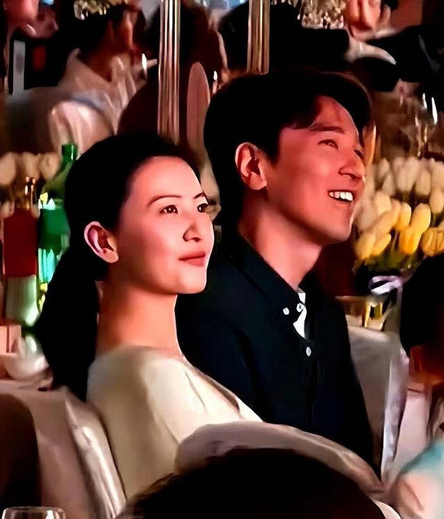 高圆圆赵又廷同框好友婚礼,十年恩爱依旧,幸福笑容动人!