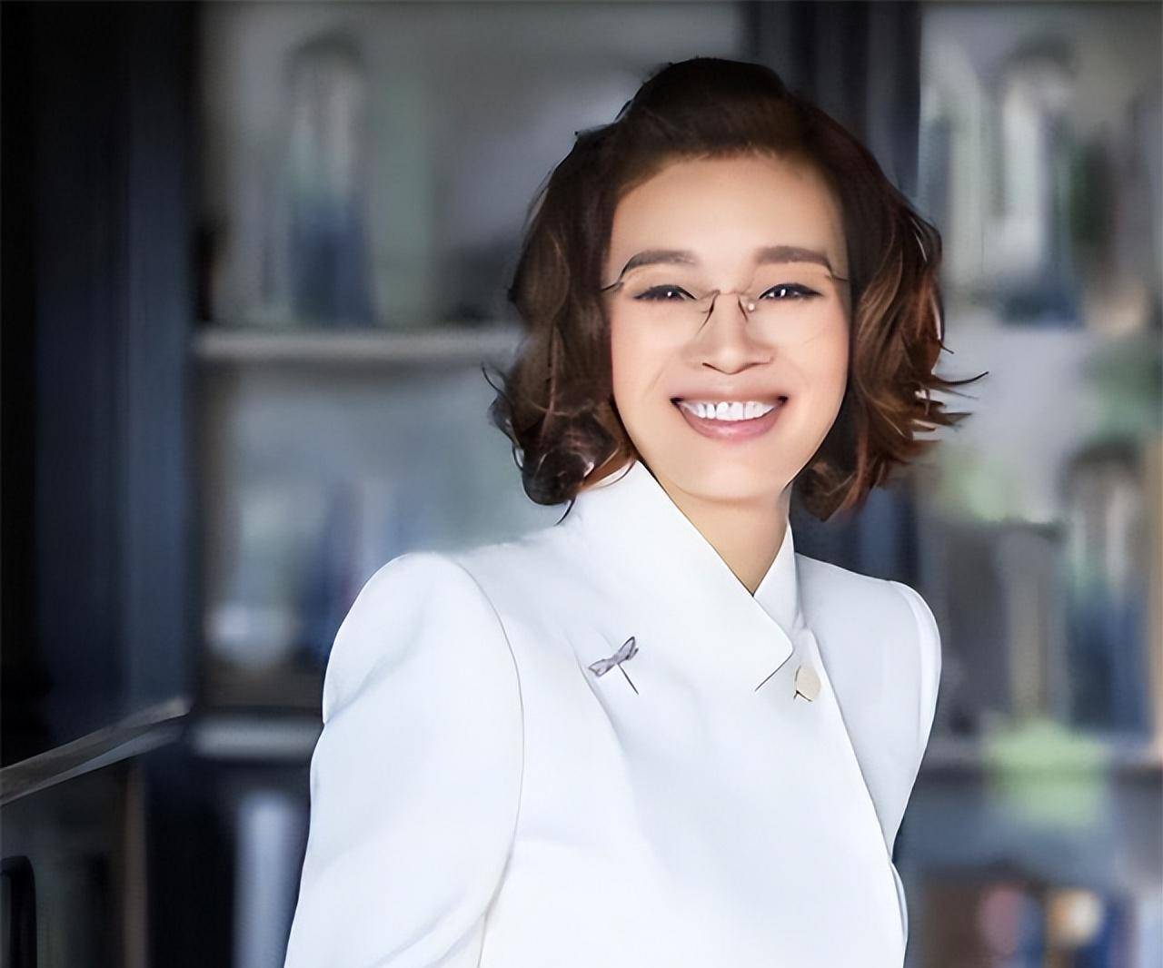 "温州女富商"胡洁有多狠?前夫刚因贪入狱,她后脚带娃嫁周立波