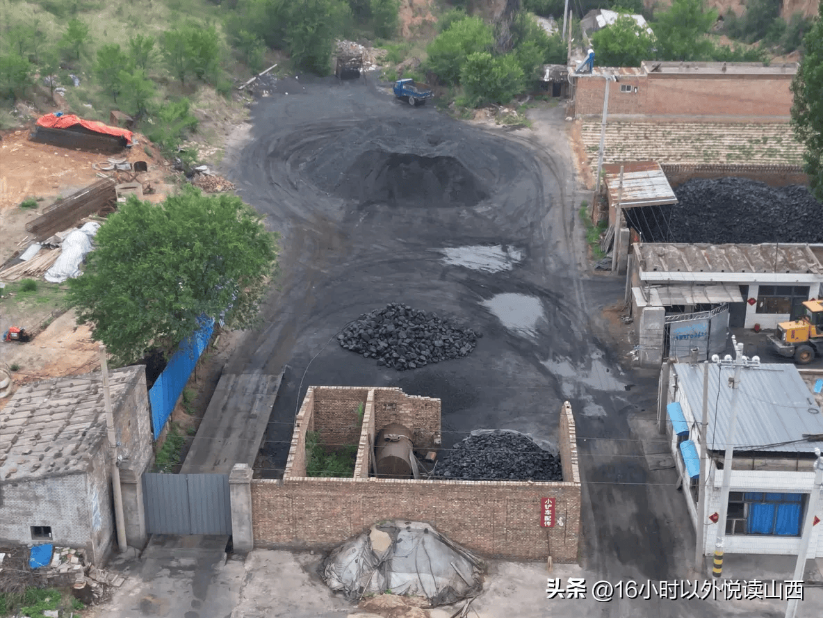 忻府区忻口镇一无名煤场:裸煤扬尘无苫盖,仅距忻口战役遗址百米