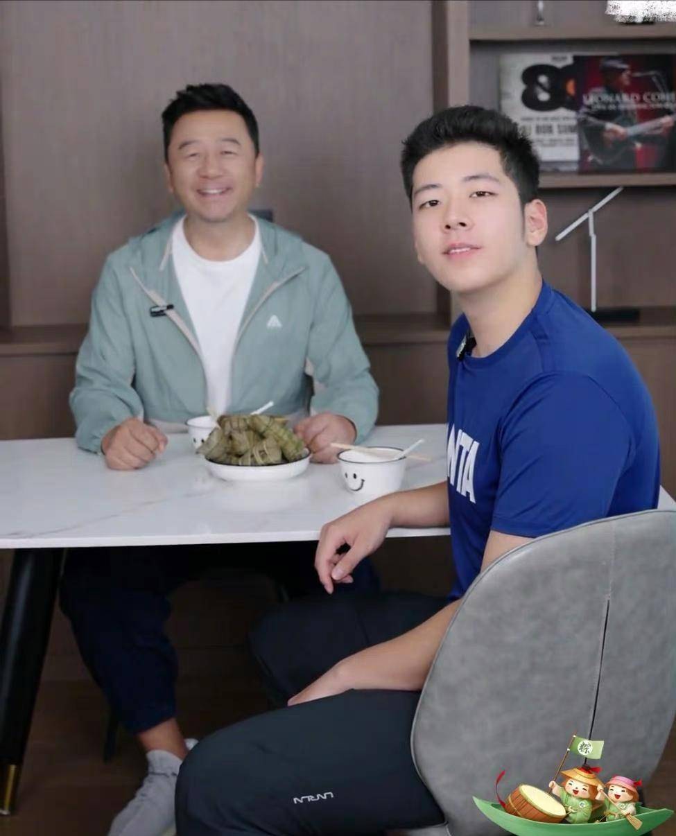 郭涛与儿子同框送端午节祝福,17岁石头近照曝光,五官周正帅气