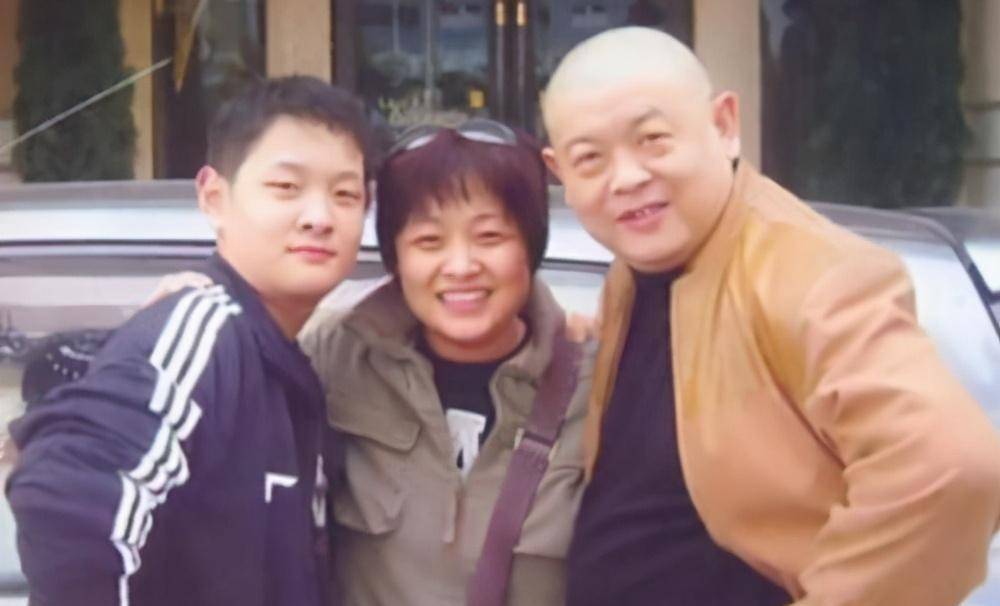 8月30日是傅彪的忌日,每年的今天,傅子恩都会在好友张一山的陪伴下去