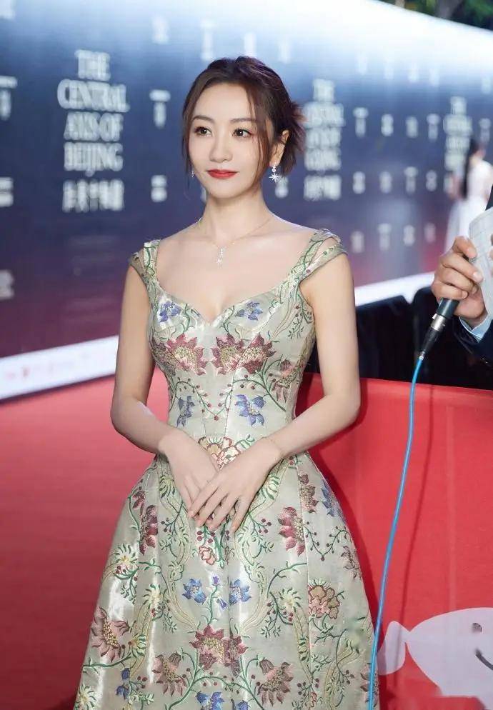 不老女神杨蓉,42岁依旧性感迷人,写真见证她的魅力!