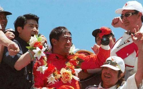 97年柯受良飞跃黄河:难度极高,全球数亿人观看,图7是飞跃瞬间