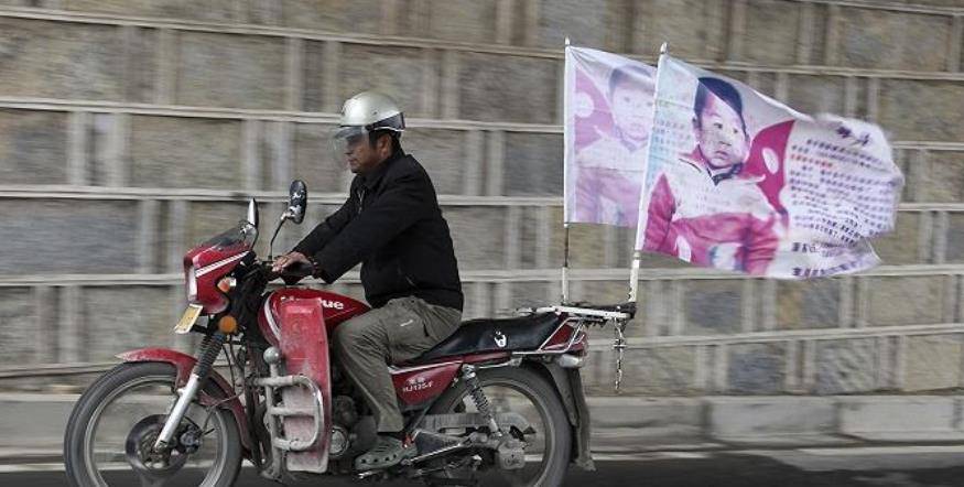 1997年2岁男孩被拐卖,山东父亲万里寻子24年,骑废了10辆摩托车