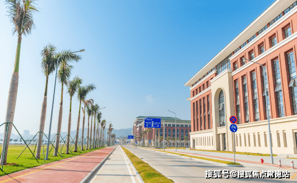 论医疗,约5公里范围内就集中了中山大学附属第五医院(三级甲等),中山