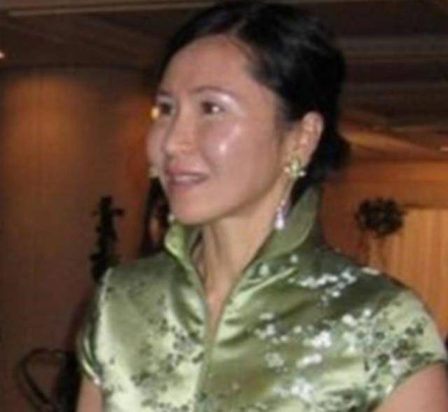 他挣百亿身家后发妻去世,转身娶发妻妹妹,晚年痴呆儿女疯抢家产