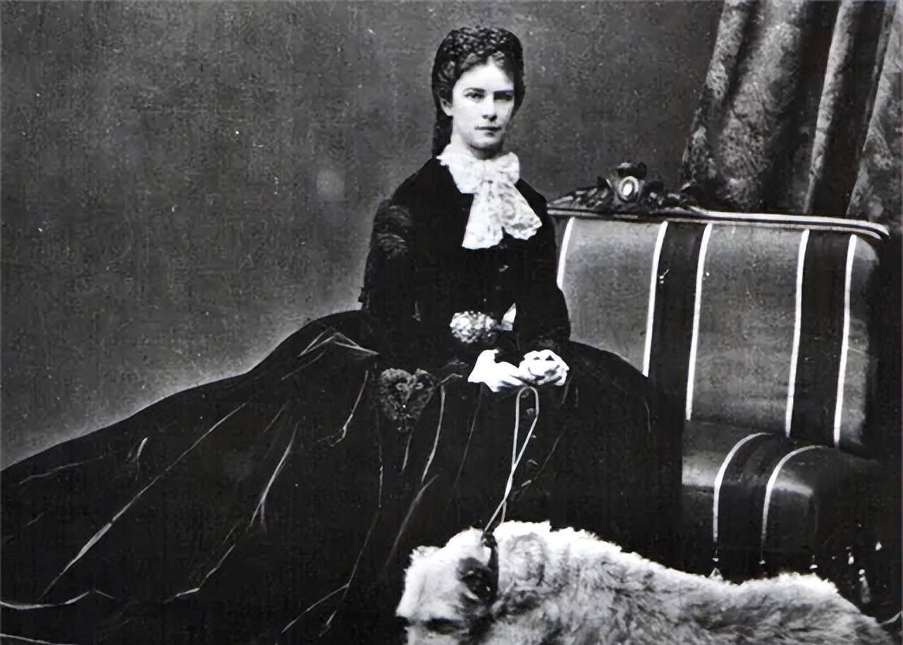 她被誉为欧洲百年第一美人,15岁嫁入皇室,61岁惨死于杀手刺杀