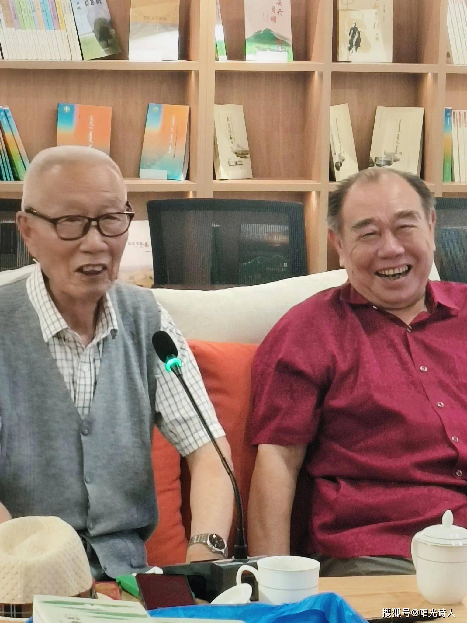 青格里80岁了,还骑在马背上,蘸着牛奶写诗