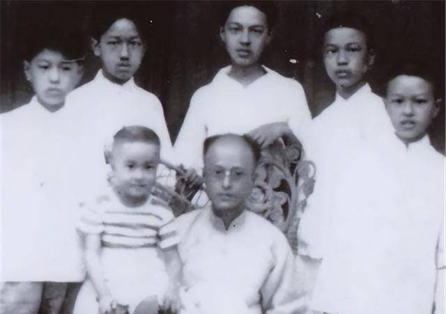 自此以后,陆英开始以生儿子为己任,开启了为张家生娃的伟大进程.