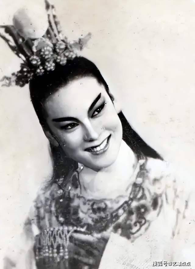 她是优秀越剧"范派"小生,她演的"范派"贾宝玉别具风采