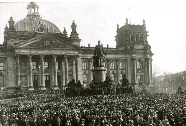 1919年共和国颁布了相当完备的魏玛宪法
