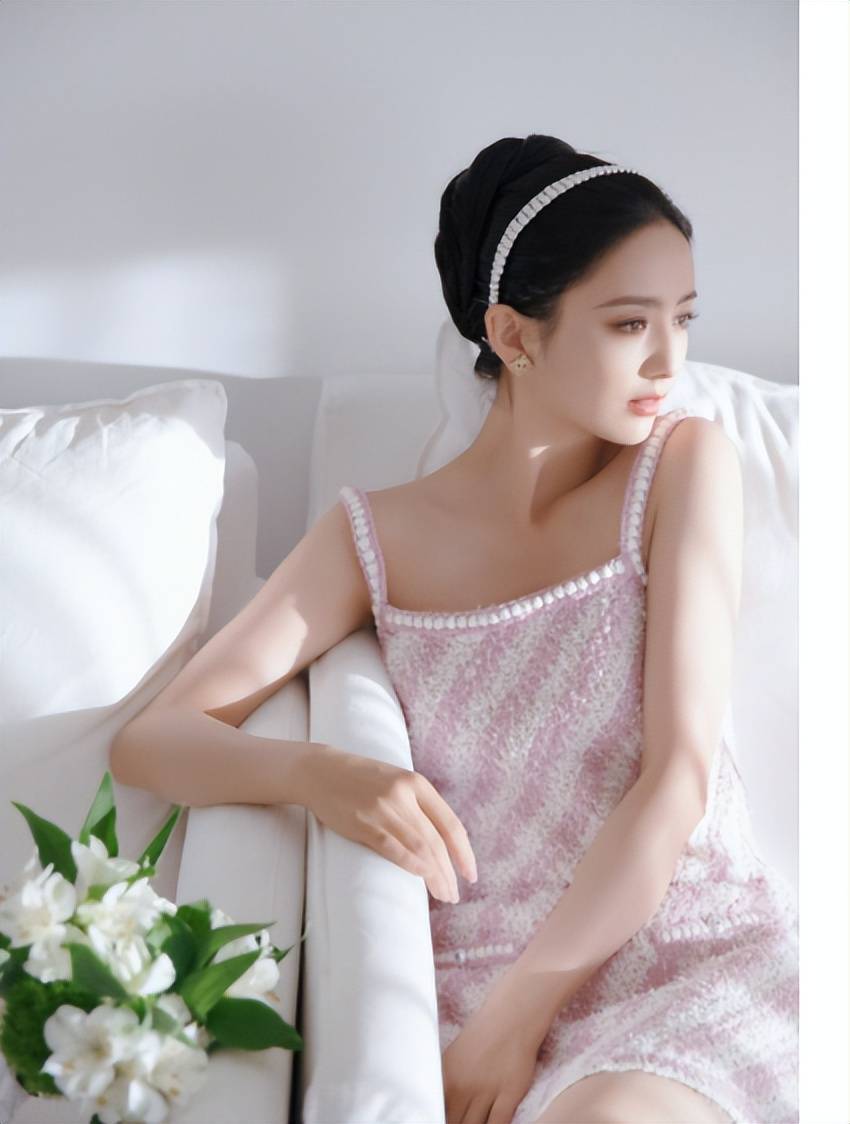 佟丽娅粉色小香风吊带出镜, 优雅端庄似公主 ,女王范十足!